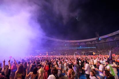 SEVILLA, 11/06/2022.- El cantante onubense Manuel Carrasco ha batido el récord de asistencia a un concierto de un solo artista en España, al reunir a 74.345 espectadores este sábado en el estadio de la Cartuja de Sevilla. EFE/Raúl Caro
