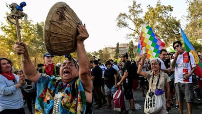 Una mujer indígena participa en las recientes protestas sociales chilenas.
