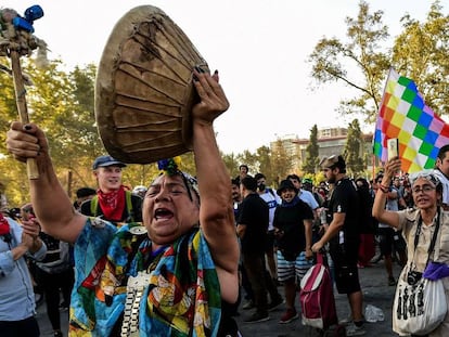 Una mujer indígena participa en las recientes protestas sociales chilenas.