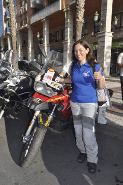 La aventurera madrileña Alicia Sornosa, que acaba de convertirse en la primera española en dar la vuelta al mundo en una motocicleta, durante una entrevista con Efe. EFE/Archivo