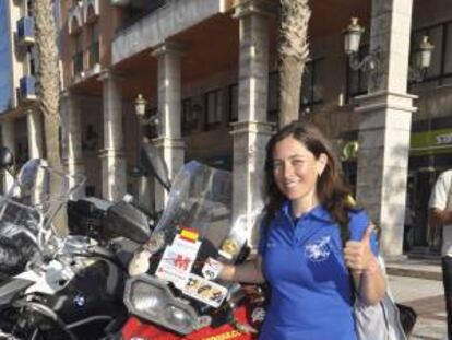 La aventurera madrileña Alicia Sornosa, que acaba de convertirse en la primera española en dar la vuelta al mundo en una motocicleta, durante una entrevista con Efe. EFE/Archivo