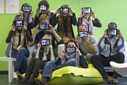 Alumnos de la Escuela de Organización Industrial de Madrid, con su tableta de aprendizaje.