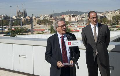 El ex alcalde Xavier Trias y el ex concejal Antoni Vives en marzo de 2014 en la plaza de les Glòries.