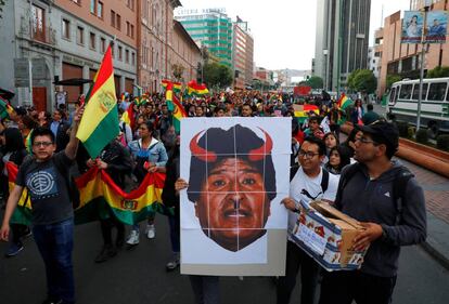 Manifestantes en La Paz, Bolivia, exhiben una pancarta demonizando a Evo Morales.