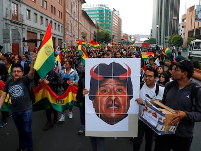Manifestantes en La Paz, Bolivia, exhiben una pancarta demonizando a Evo Morales.