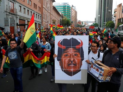 Manifestantes en La Paz, Bolivia, exhiben una pancarta demonizando a Evo Morales.