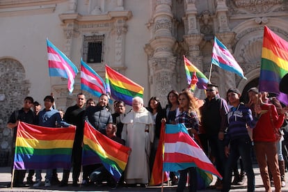 El obispo Raúl Vera (en el centro) junto a varios integrantes de la organización LGTBI San Aelredo.