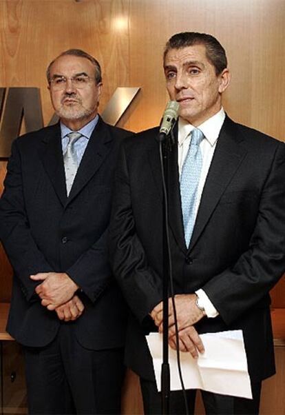 Manuel Conthe, en su toma de posesión, junto a Pedro Solbes.