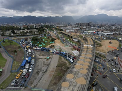 Trabajadores se preparan para la implosión controlada de puentes en Bogotá, el 12 de octubre.