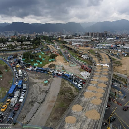 Trabajadores se preparan para la implosión controlada de puentes en Bogotá, el 12 de octubre.