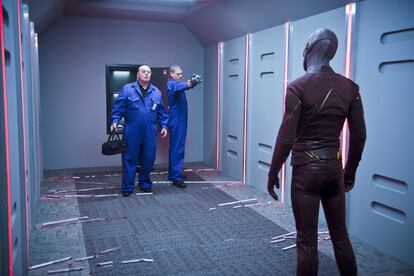 The Flash -- "Family of Rogues" -- Image FLA203b_0366b.jpg -- Pictured (L-R): Mark Hamill as James Jesse, Wentworth Miller as Leonard Snart and Grant Gustin as The Flash -- Photo: Diyah Pera/The CW -- é 2015 The CW Network, LLC. All rights reserved.