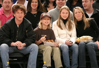 De izquierda a derecha, Sean Penn, Hopper Jack Penn, Dylan Frances Penn y Robin Wright Penn en el 2004.