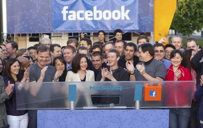 Mark Zuckerberg abre la sesión en la que Facebook se estrena en Bolsa desde San Francisco.