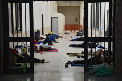 Inmigrantes en la estaci&oacute;n de la frontera &iacute;talo-francesa en Ventimiglia.