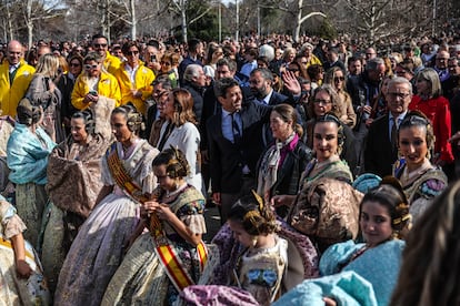 El presidente de la Comunidad Valenciana, Carlos Mazón, entre las falleras, antes de presenciar el espectáculo pirotécnico, celebrado este domingo en Madrid. 