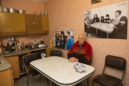 Alberto P&eacute;rez, quien compr&oacute; la casa de Maradona para convertirla en un museo, en la cocina de la vivienda.