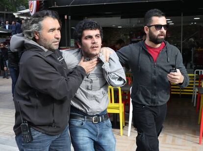 La polic&iacute;a detiene en mayo a un joven durante las protestas contra el arresto de acad&eacute;micos turcos, en Ankara 