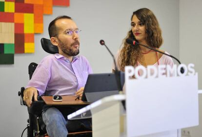 Pablo Echenique, acompa&ntilde;ado por la co-portavoz del partido Noelia Vera