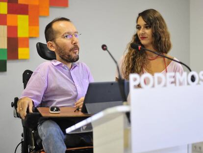 Pablo Echenique, acompa&ntilde;ado por la co-portavoz del partido Noelia Vera