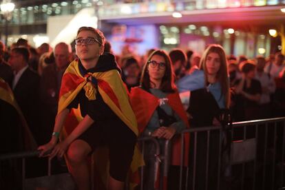 Una multitud se concentra en Plaza España de Barcelona a dos días del referéndum.  