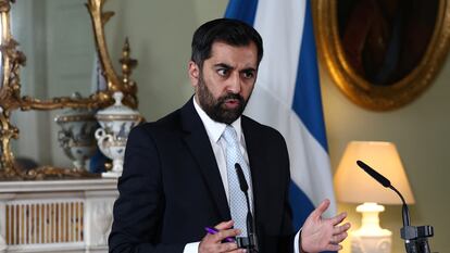 El ministro principal de Escocia, Humza Yousaf, anuncia este jueves en Edimburgo la ruptura de la coalición de Gobierno con el Partido Verde.