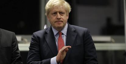 Boris Johnson aplaude durante el recuento electoral de su distrito, Uxbridge y South Ruislip 