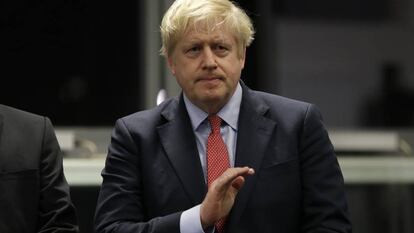 Boris Johnson aplaude durante el recuento electoral de su distrito, Uxbridge y South Ruislip 