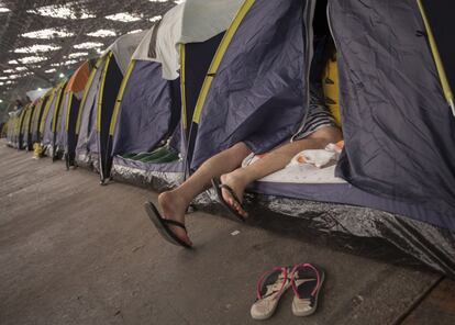 Un acampado, en su tienda.