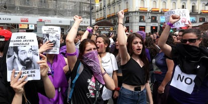 Protesta por la sentencia de la Manada en la Puerta del Sol, frente a la sede de la Comunidad de Madrid, este miércoles.