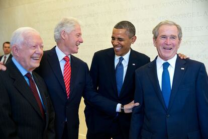 25 de abril 2013. Los cuatro Presidentes. Carter, Clinton, Obama y Bush esperan entre bastidores durante la inauguración de la Biblioteca Presidencial George W. Bush y el museo en el campus de la Universidad Metodista del Sur en Dallas (Texas).