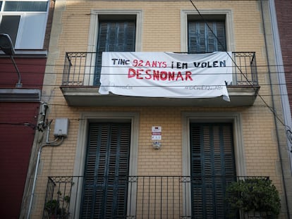 Pancarta colgada del balcón de un vecino de 92 años de Barcelona, que recibió una orden de desahucio.
