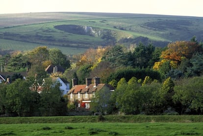 En el camino nacional de South Downs, este pequeño pueblo era antaño una de las paradas de los monjes que peregrinaban hasta la abadía de Battle. Alfristron es ahora un refugio para los que buscan un paseo a orillas del río Cuckmere y el tradicional té de la tarde. En el pueblo está la Clergy House, el primer edificio que se incluyó en la lista de conservación de la National Trust.