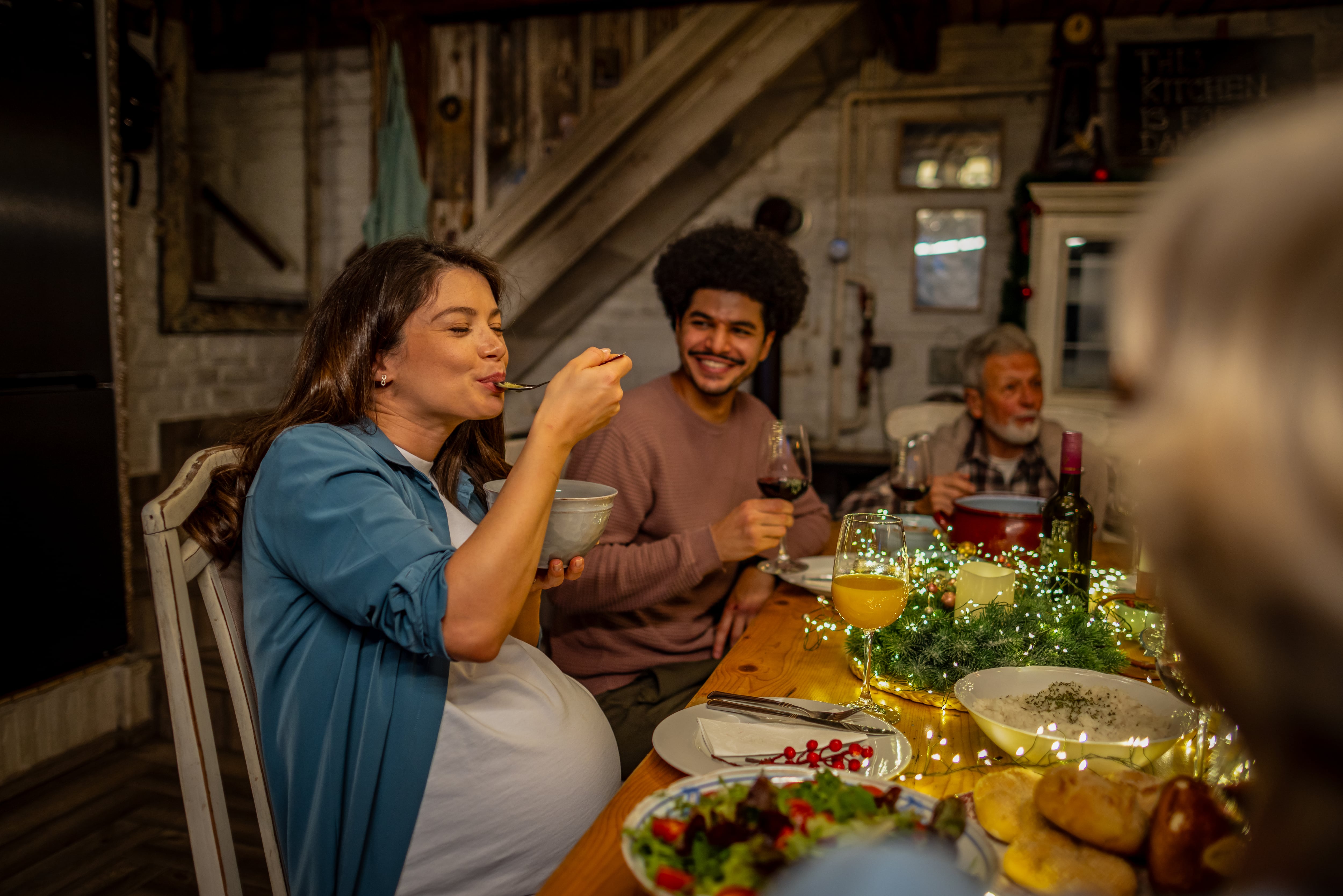 Recomendaciones para las embarazadas en Navidad: evitar aglomeraciones, moderar el consumo de dulces o planificar descansos