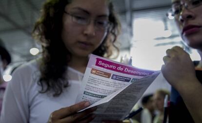 Una joven participa en una feria del empleo, en Ciudad de México.