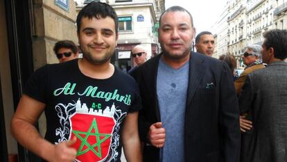 Omar el Far, inmigrante marroqu&iacute; en Francia, logr&oacute; fotografiarse con Mohamed VI en la plaza Vend&ocirc;me de Par&iacute;s a mediados de mayo.