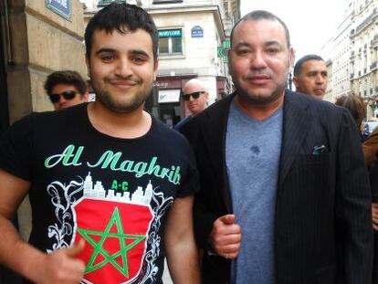 Omar el Far, inmigrante marroqu&iacute; en Francia, logr&oacute; fotografiarse con Mohamed VI en la plaza Vend&ocirc;me de Par&iacute;s a mediados de mayo.