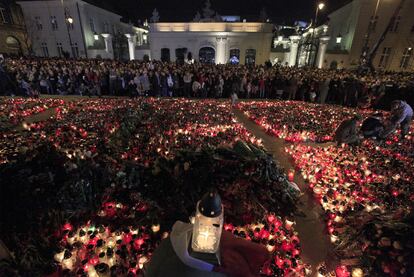 Miles de polacos rezan junto a un manto de velas en memoria del presidente polaco.