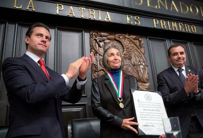 La bi&oacute;loga Julia Carabias recibe la medalla Belisario Dom&iacute;nguez. 