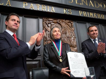 La bi&oacute;loga Julia Carabias recibe la medalla Belisario Dom&iacute;nguez. 