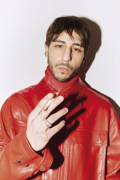 El actor Ben Attal posa para ICON vestido de Louis Vuitton.