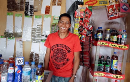 Edgar posa para la foto en su tienda de comestibles en Quito, Ecuador, donde hoy trabaja y vive con sus dos niños. En 2010, fue diagnosticado con tuberculosis extensamente resistente (TB-XDR) y tuvo un tratamiento 24 de meses, antes de ser curado con éxito en 2012.