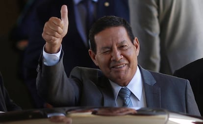 O vice-presidente Hamilton Mourão acena ao deixar o Palácio do Planalto no dia 24 de janeiro