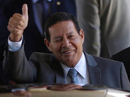 O vice-presidente Hamilton Mourão acena ao deixar o Palácio do Planalto no dia 24 de janeiro