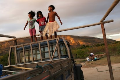 Tres niños indígenas macuxi juegan en la comunidad Maturuca en la reserva Raposa Serra do Sol (Brasil). El territorio sigue siendo codiciado por agricultores comerciales y prospectores mineros, que creen que la zona es rica en minerales como oro, diamantes, cobre, molibdeno, bauxita e, incluso, niobio, un metal utilizado para fortalecer el acero, considerado “estratégico” por el presidente Bolsonaro.