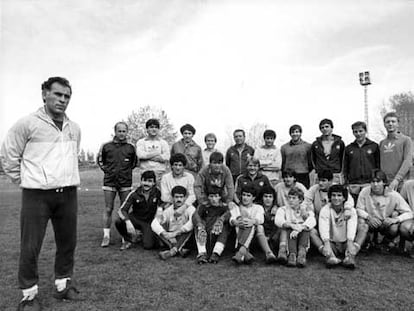 Amancio, en 1983, con futuros ases como Míchel, Sanchis y Butragueño (sentados en el centro) o M. Vázquez (el segundo en cuclillas a la derecha).