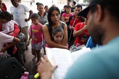 Los restantes 917 caen en la categoría de "casos inelegibles", según un informe judicial del gobierno. En la imagen, una mujer mexicana junto con su hija esperan a cruzar la frontera de Estados Unidos para pedir asilo.