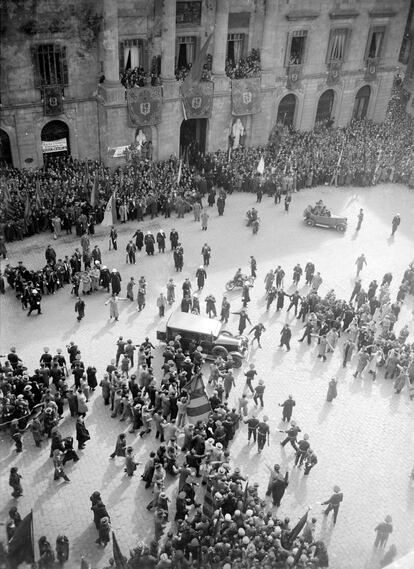 Llegada de Companys y los consejeros presos por los hechos de octubre de 1934 en marzo de 1936.