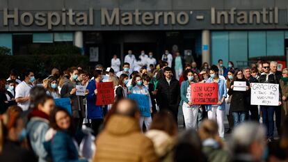 Una concentración silenciosa, el pasado 22 de enero,  en protesta por el "cierre técnico" de la UCI pediátrica del Hospital La Paz de Madrid  por las renuncias de facultativos tras la reincorporación, por decisión judicial, del jefe de servicio.