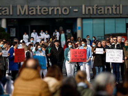 Una concentración silenciosa, el pasado 22 de enero,  en protesta por el "cierre técnico" de la UCI pediátrica del Hospital La Paz de Madrid  por las renuncias de facultativos tras la reincorporación, por decisión judicial, del jefe de servicio.