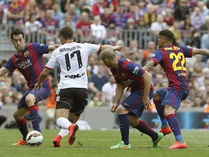 Busquets, Mascherano i Alves acorralen Rodrigo en l'últim duel entre el Barça i el València.